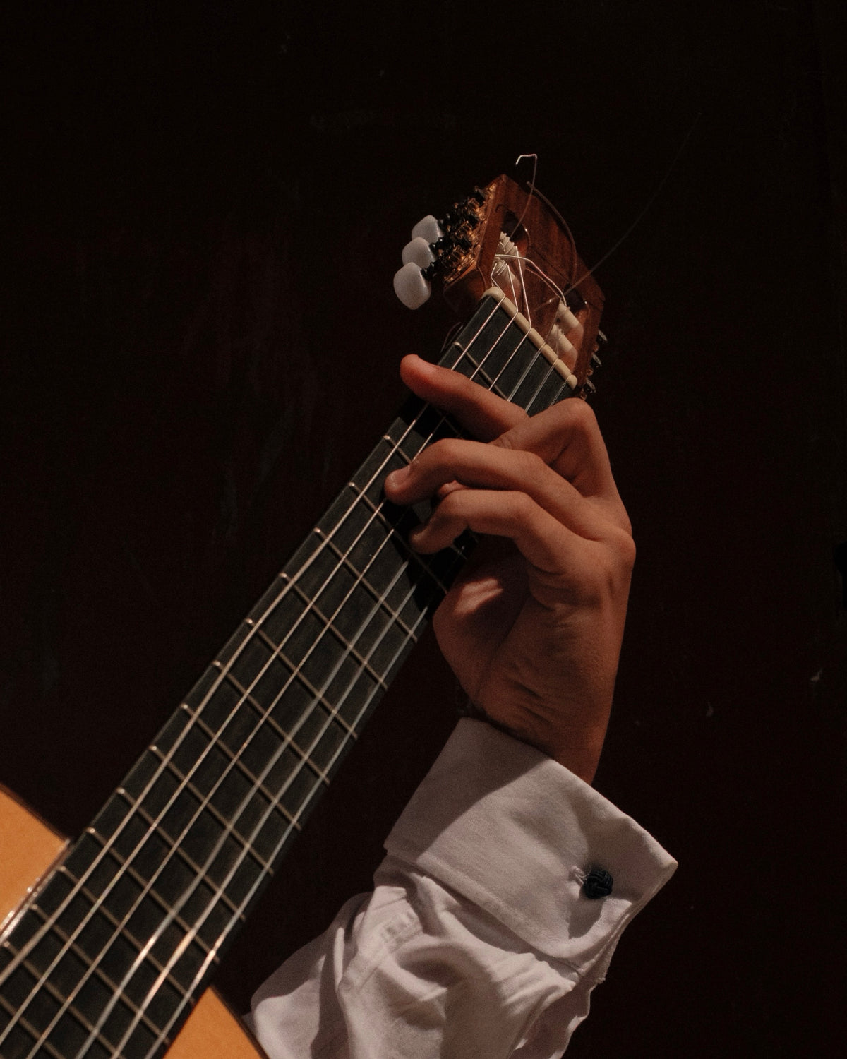 Les mains de Lucas Fontana sur sa guitare