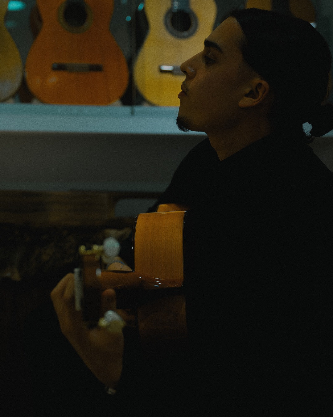 Lucas Fontana avec une guitare