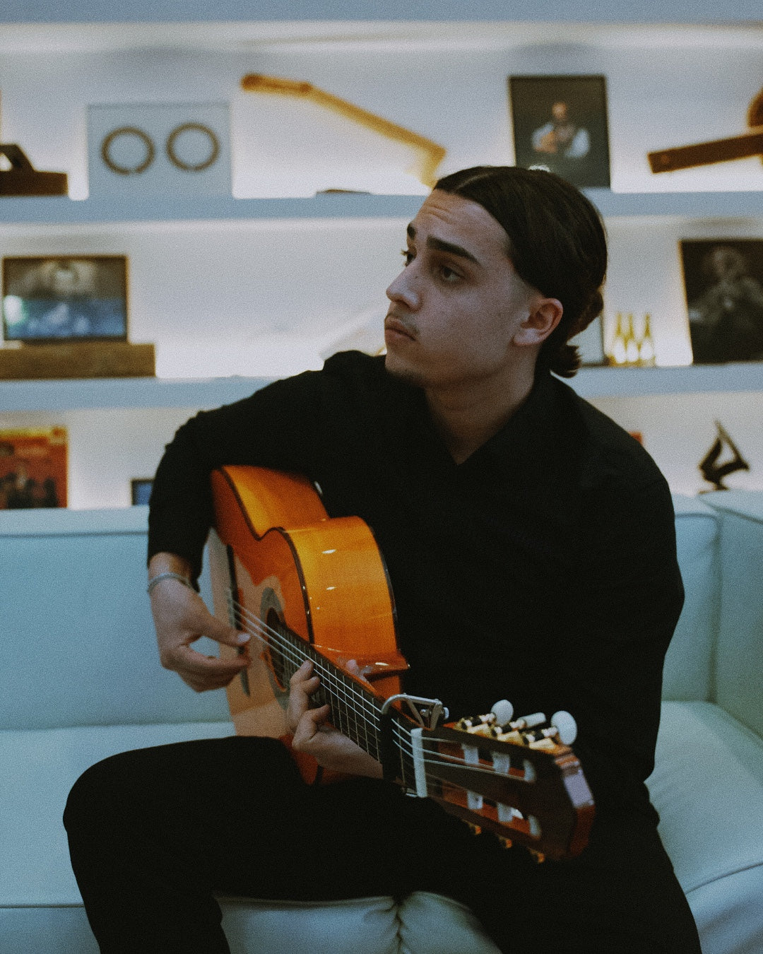 Lucas Fontana avec une guitare